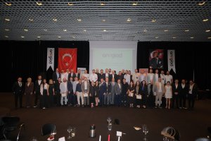 aw551027-02.jpg