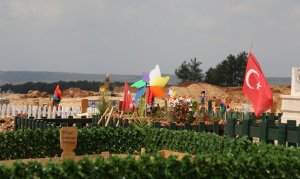 mezarligin-huzunlu-simgeleri-ruzgar-gul-890264-264435.jpg