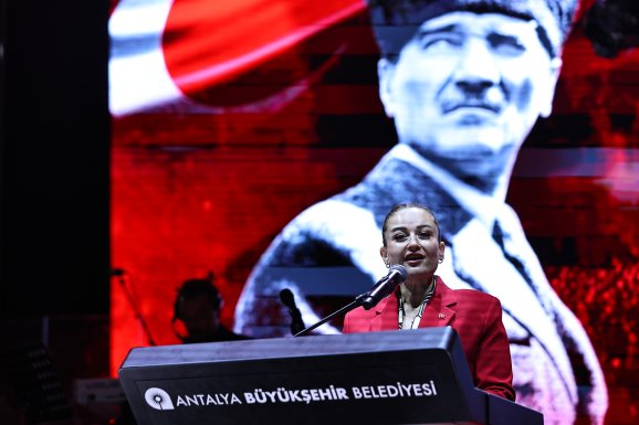 on-binlerce-antalyali-cumhuriyet-icin-yurudu-10.jpeg