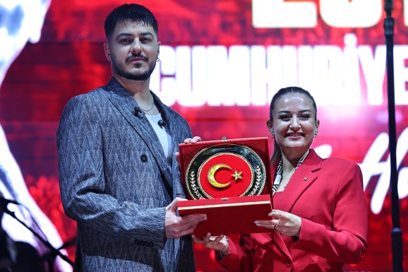 on-binlerce-antalyali-cumhuriyet-icin-yurudu-16.jpeg