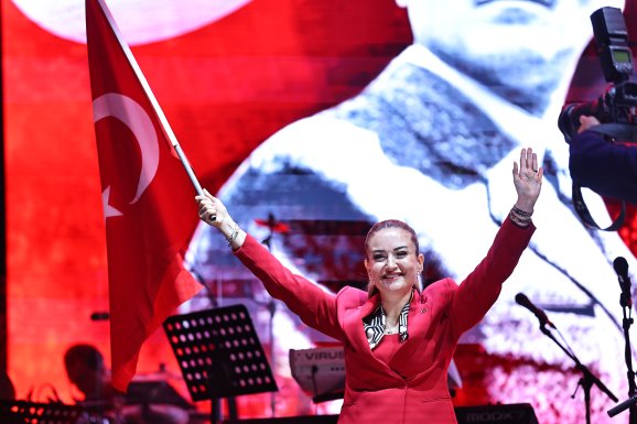 on-binlerce-antalyali-cumhuriyet-icin-yurudu-9.jpeg