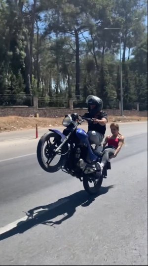 on-tekerini-kaldirarak-kullandigi-motosi-847298-251258.jpg