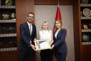 rektor-ozkan-buluslariyla-odul-alan-ogr-931543-276702.jpg